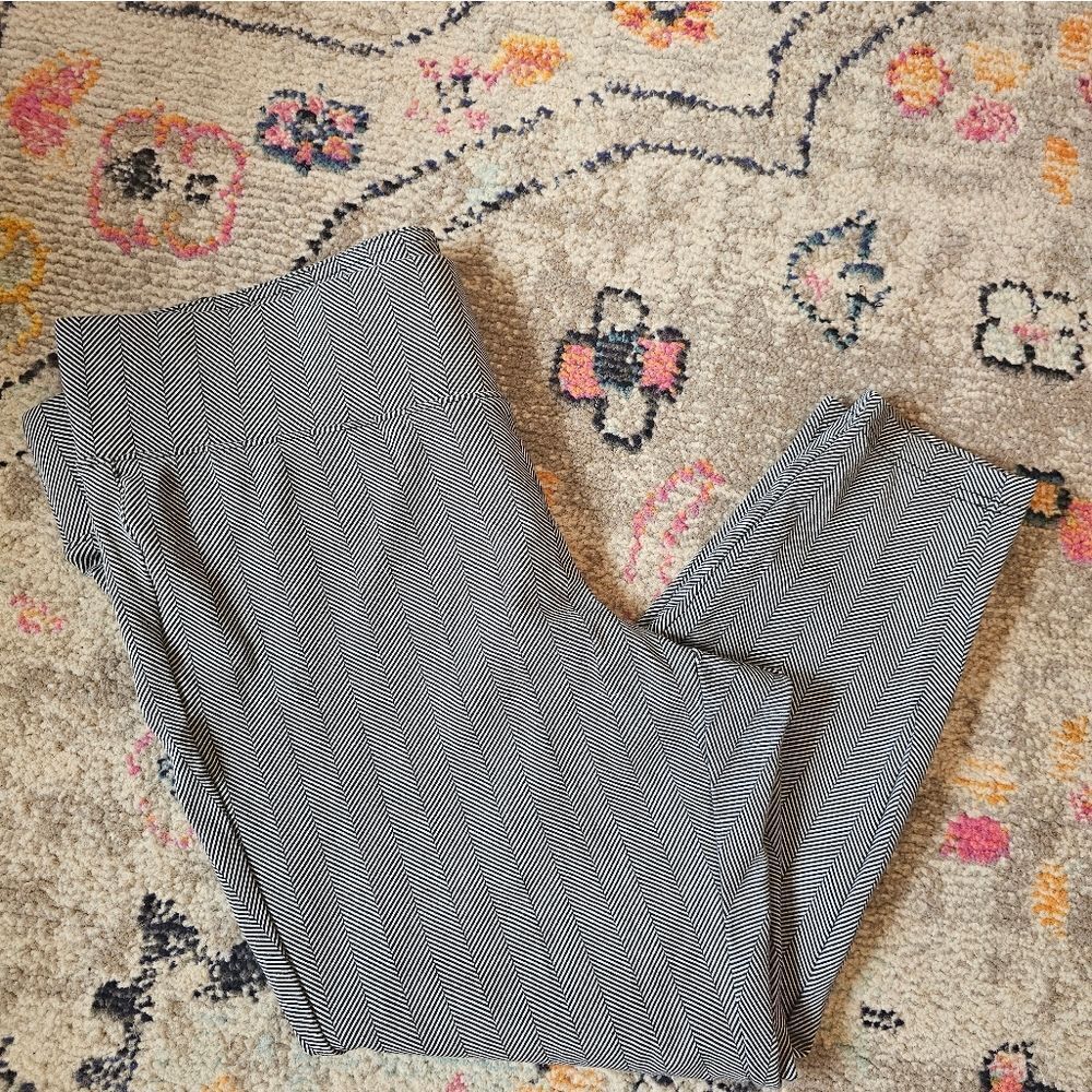 Torrid black and white nice thick leggings sz 2 with 24" inseam, excellent condi